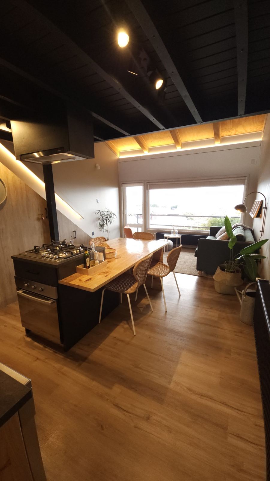 Isla de cocina, comedor y living con ventanal